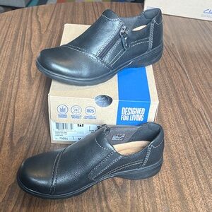 Clarks Size 7 Carleigh Ray Black Leather Slip On Shoes With Box
